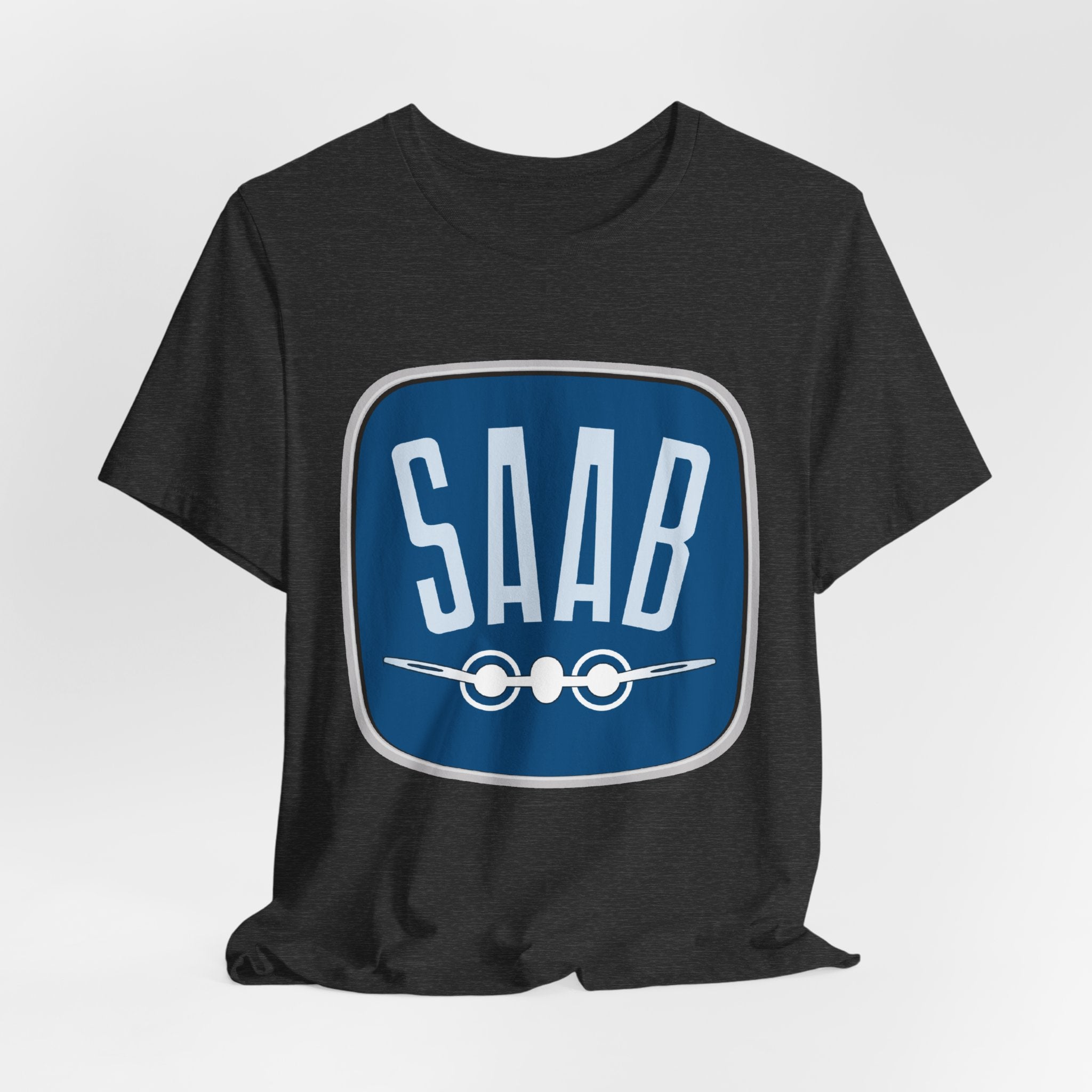 SAAB Retro Logo T-Shirt – Klassisk unisex tee i Airlume bomull | PatrikA