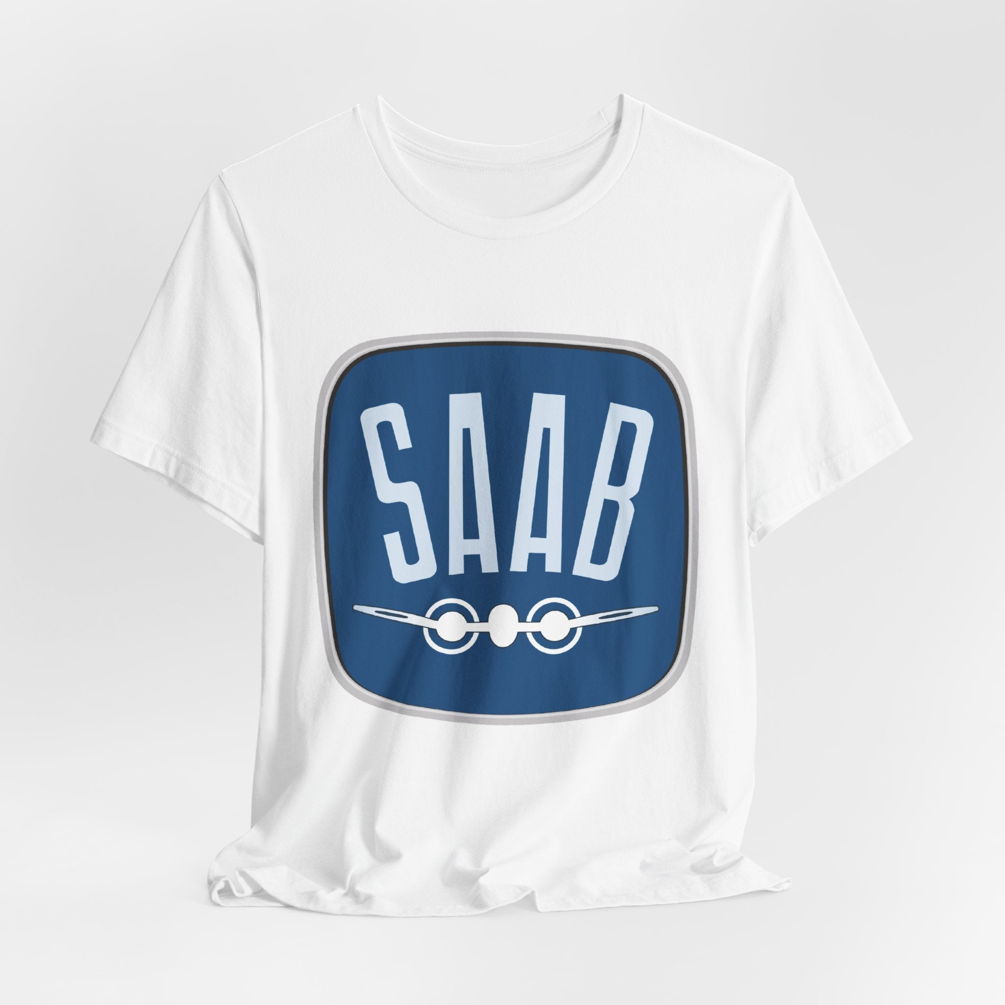 SAAB Retro Logo T-Shirt – Klassisk unisex tee i Airlume bomull | PatrikA